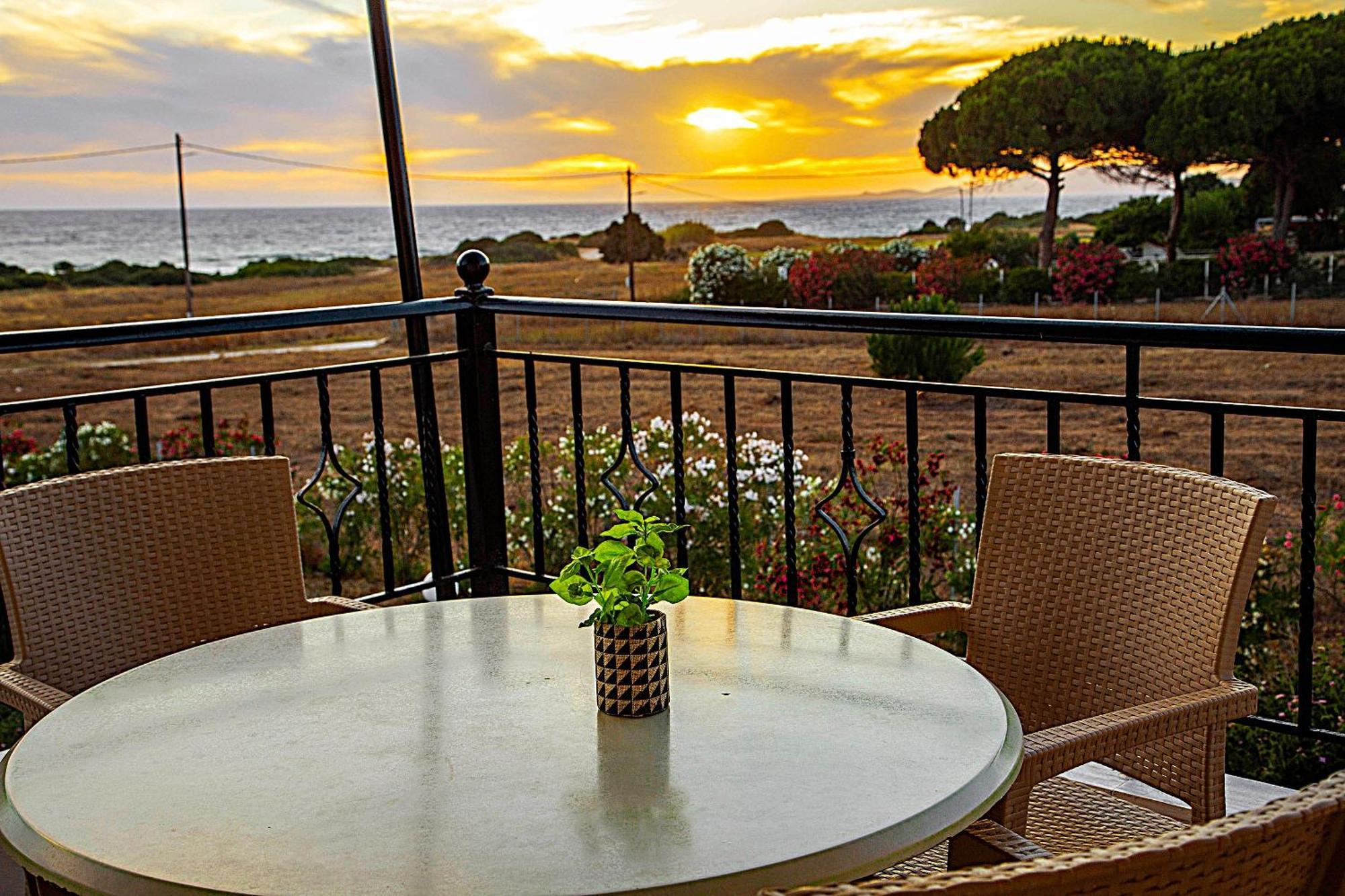 Romanos Beach Villas Exterior foto