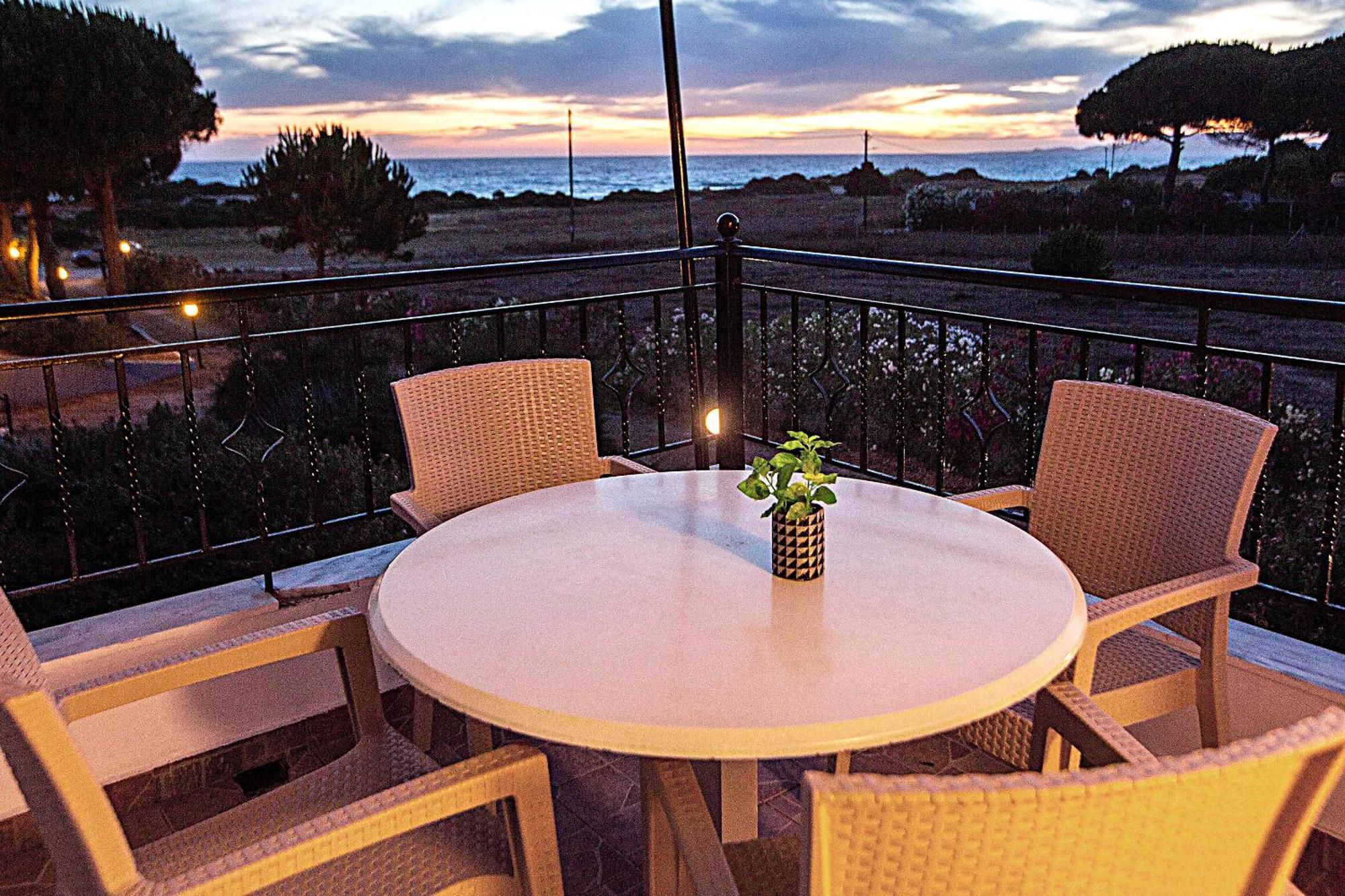 Romanos Beach Villas Exterior foto